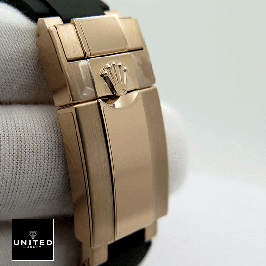 This Rolex Cosmograph Daytona 116515LN-0014 Everose Gold Fold Clasp on the Rolex Logo Replica