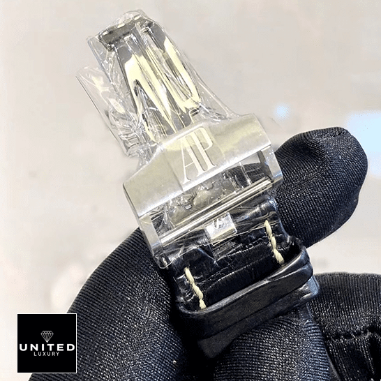 Audemars Piguet 3126 Replica 5 Audemars Piguet Royal Oak Stainless Steel Clasp Replica on the black glove hand