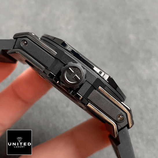 Hublot All Black Replica 5 Hublot Big Bang All Black Carbon Case Replica side view crown on the hand
