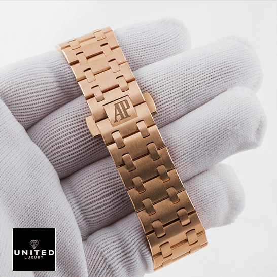 AP Rose Gold Replica 6 Audemars Piguet 26470OR.OO_.1000OR.01 Rose Gold Bracelet Replica on the hand