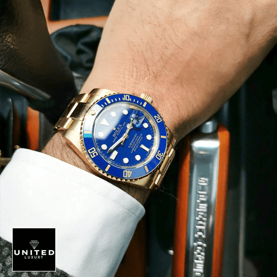 Rolex Submariner Blue Dial Stainless Steel 326934-0003 Oyster Replica 2 Rolex 116618LB Submariner Gold Blue Dial Replica on the wrist
