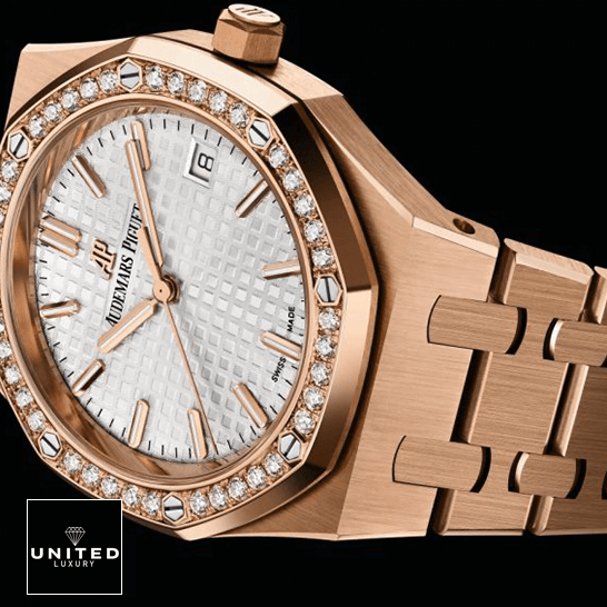 Audemars Piguet Diamond Bezel Replica 3 Audemars Piguet Royal Oak Yellow Gold Replica black background