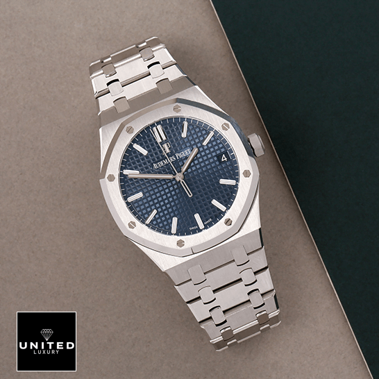 AP Royal Oak 15500 Replica 2 Audemars Piguet Royal Oak 565.NX_.7170.LR Blue Dial Replica on the grey