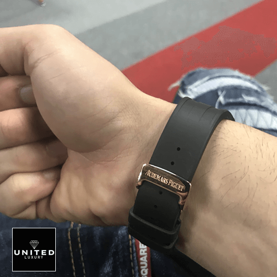 AP Royal Oak Rose Replica 6 Audemars Piguet Royal Oak Offshore 25940OK.OO_.D002CA.01 Replica on the man wrist